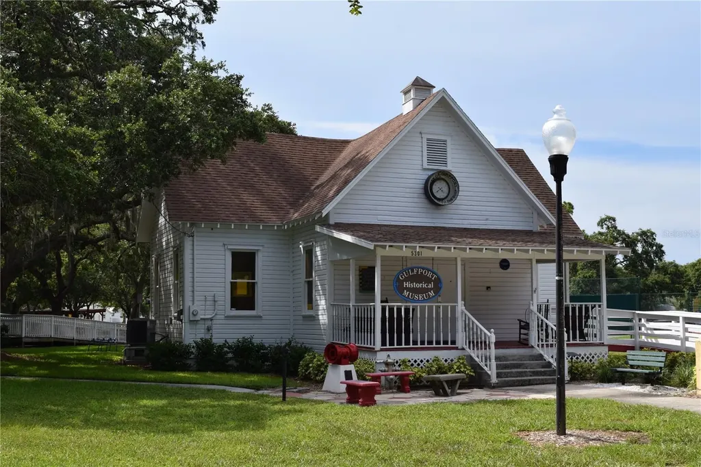 633 54th Way South Way S Gulfport FL 33707