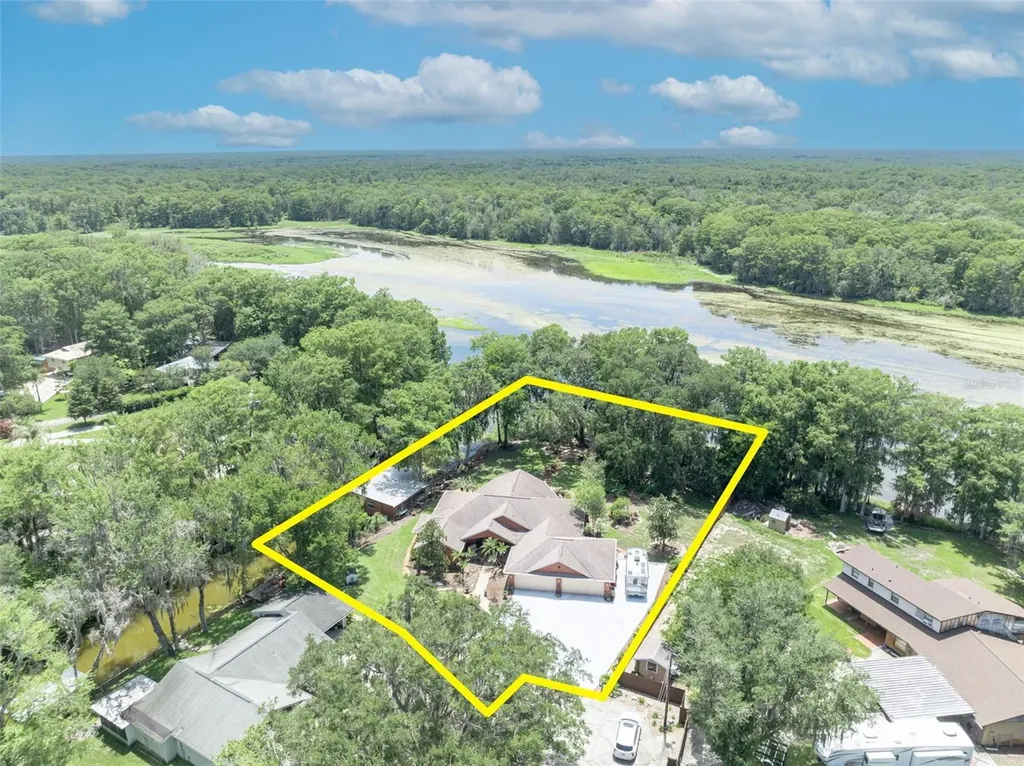4885 Cr 307 Lake Panasoffkee FL 33538