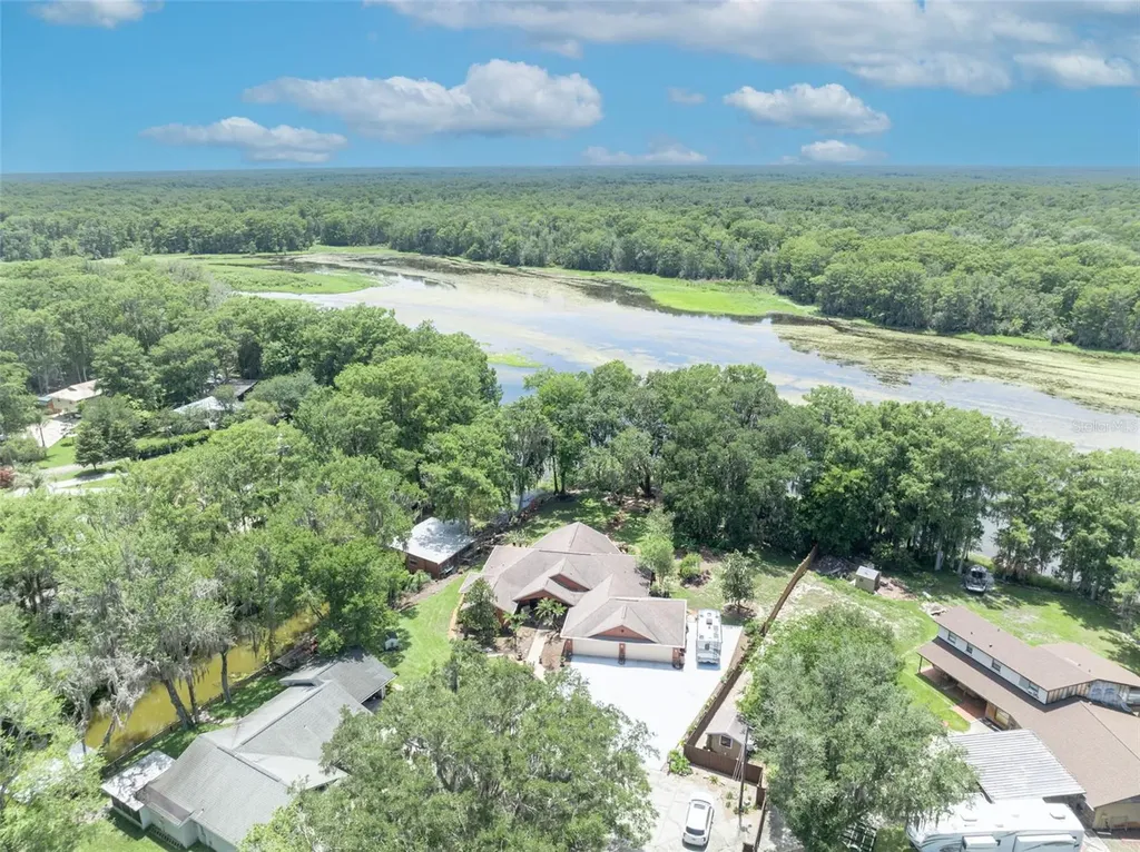 4885 Cr 307 Lake Panasoffkee FL 33538