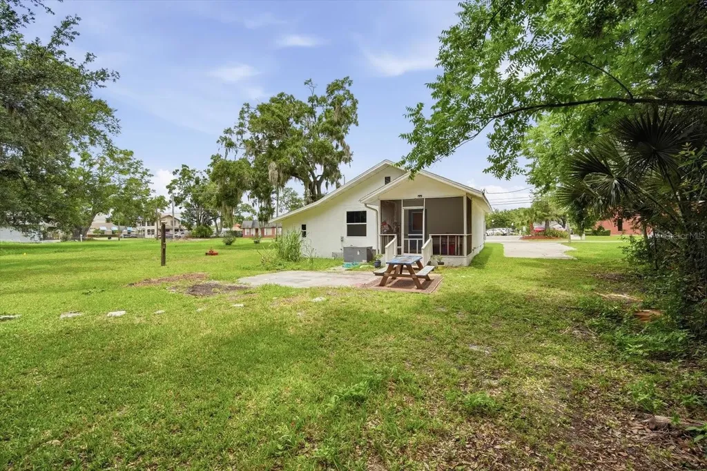 1001 E Reynolds Street Plant City FL 33563