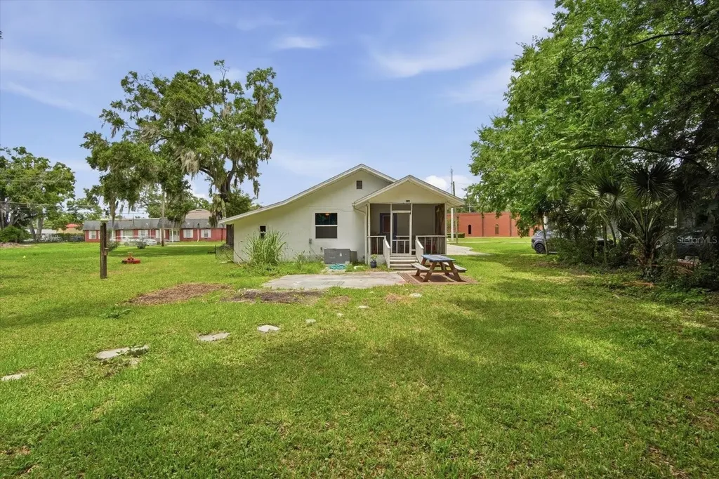 1001 E Reynolds Street Plant City FL 33563