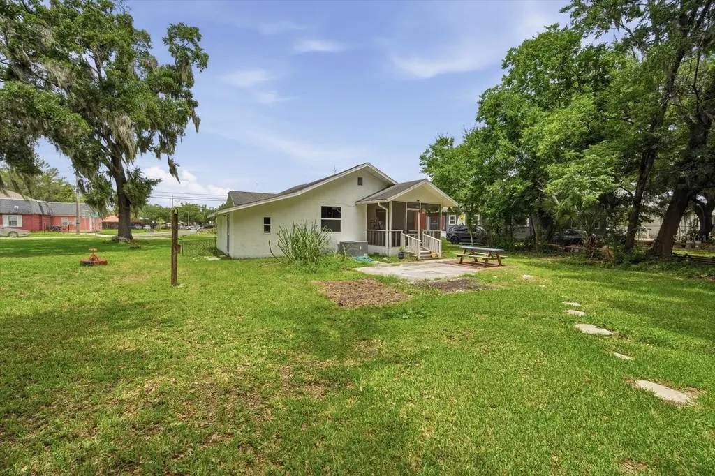 1001 E Reynolds Street Plant City FL 33563