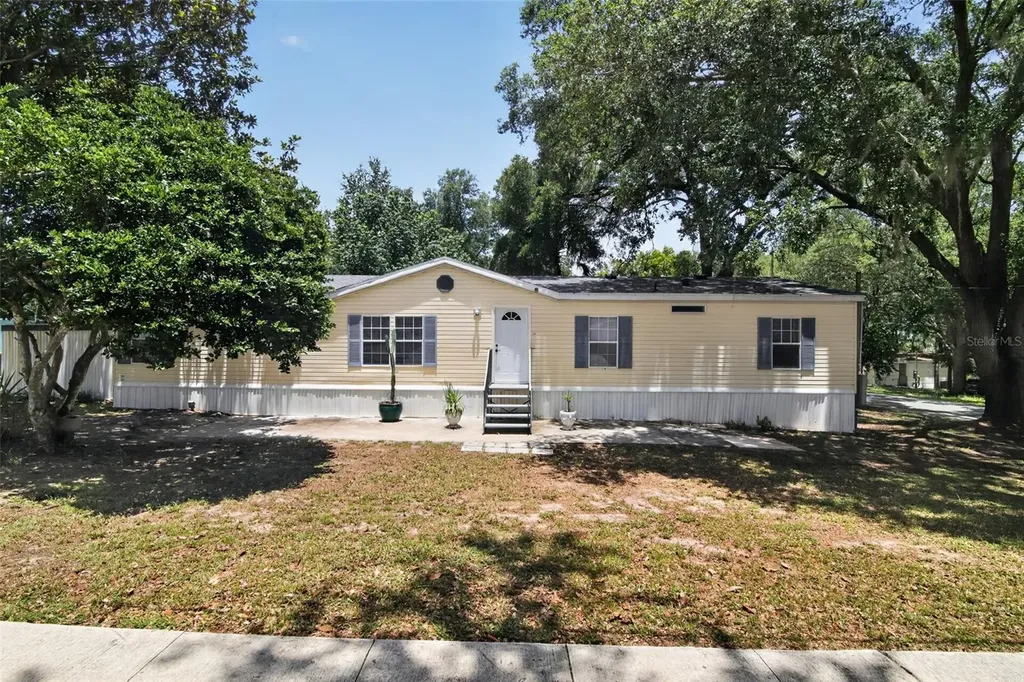 102 Third Street Lady Lake FL 32159