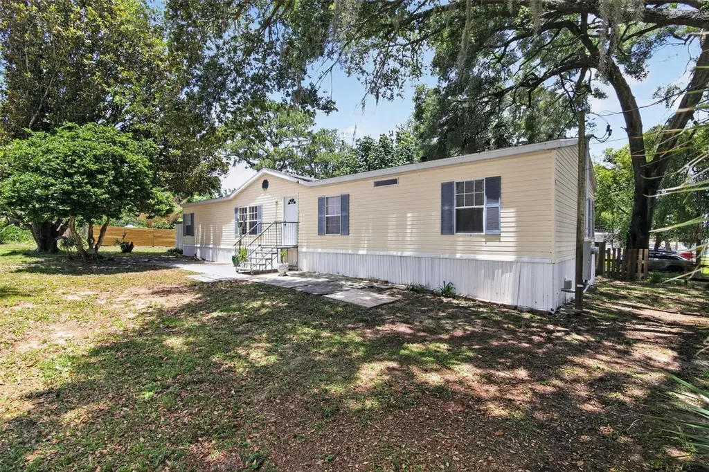 102 Third Street Lady Lake FL 32159