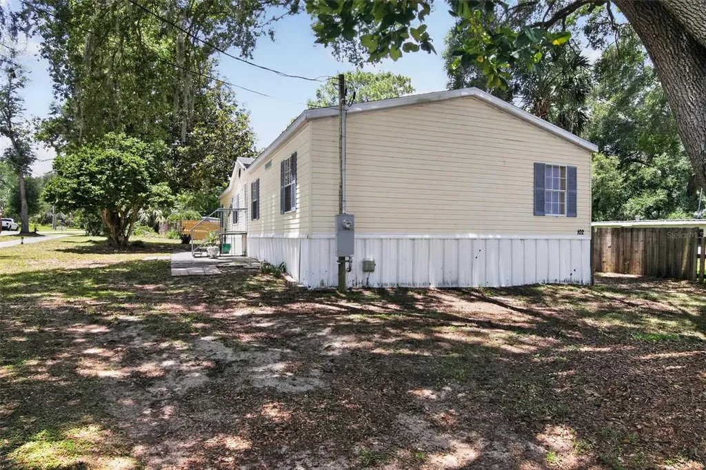 102 Third Street Lady Lake FL 32159