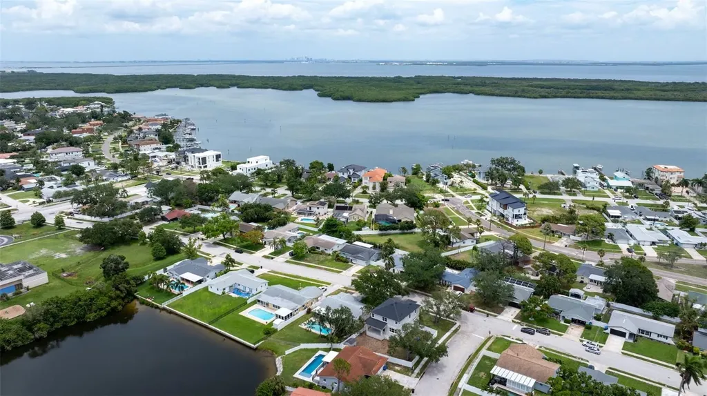 6085 Tanglewood Drive NE St Petersburg FL 33703