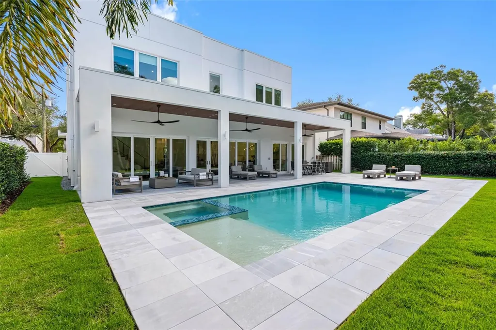 3208 W Lawn Avenue Tampa FL 33611