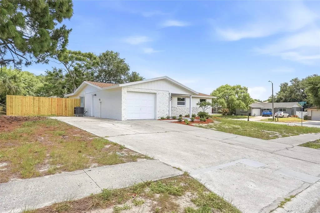 1004 Idlebriar Way Tarpon Springs FL 34689