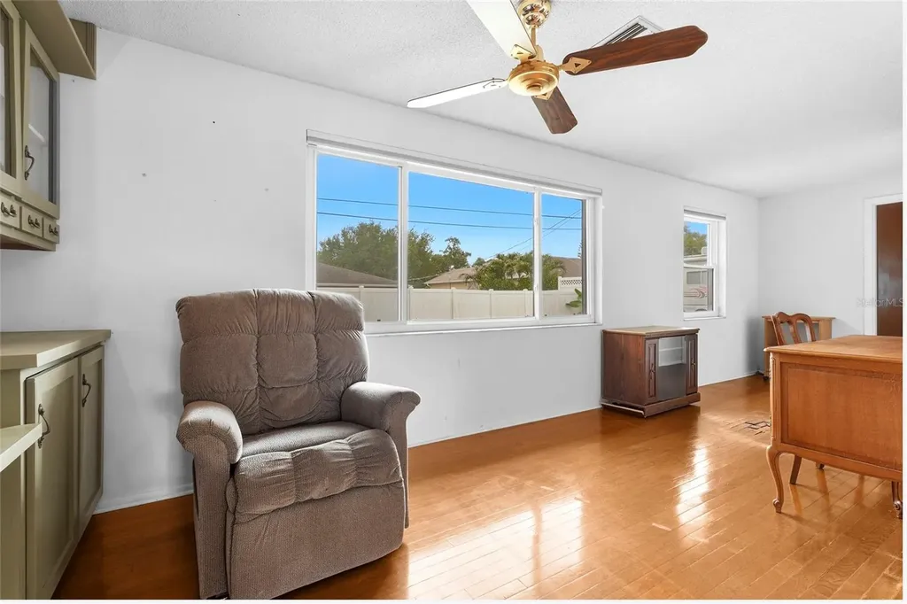 1006 De Leo Drive Sarasota FL 34243