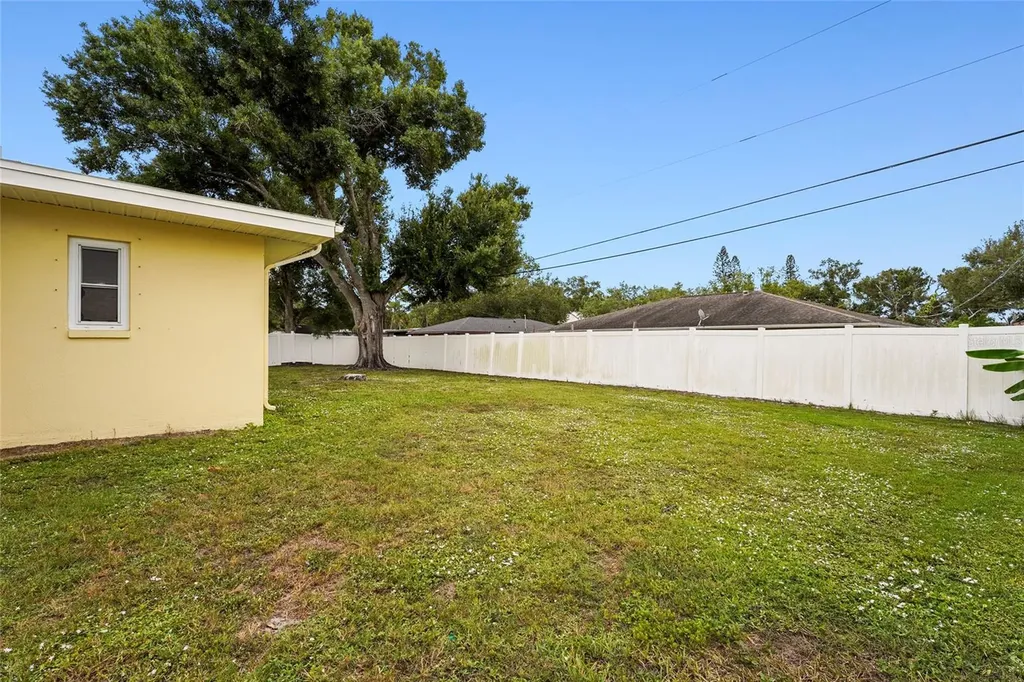 1006 De Leo Drive Sarasota FL 34243
