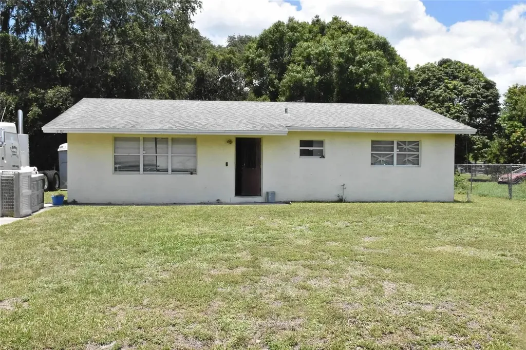 907 Pine Street Immokalee FL 34142