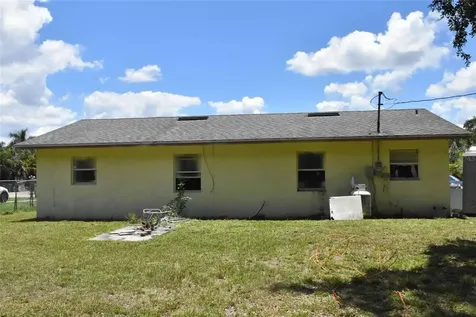 907 Pine Street Immokalee FL 34142