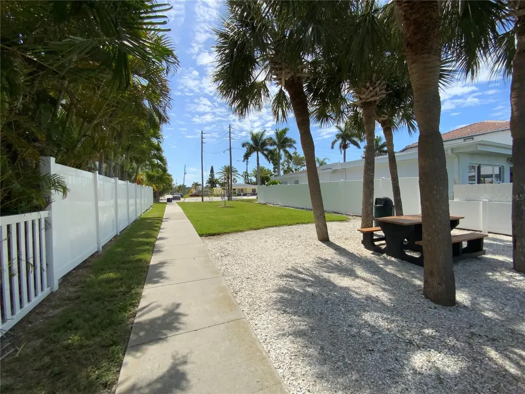 1404 Corey Way S South Pasadena FL 33707
