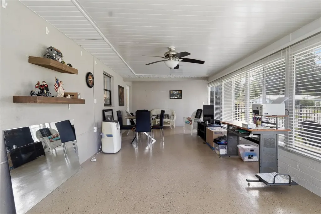 1381 Cr 446a Lake Panasoffkee FL 33538