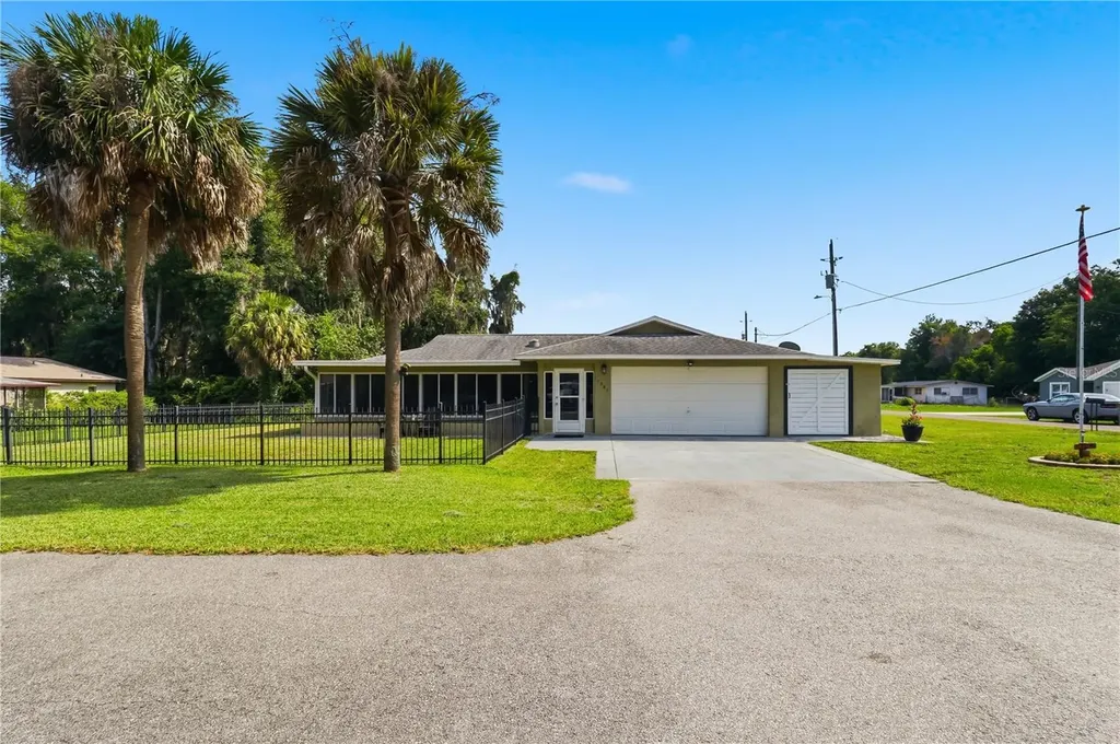 1381 Cr 446a Lake Panasoffkee FL 33538