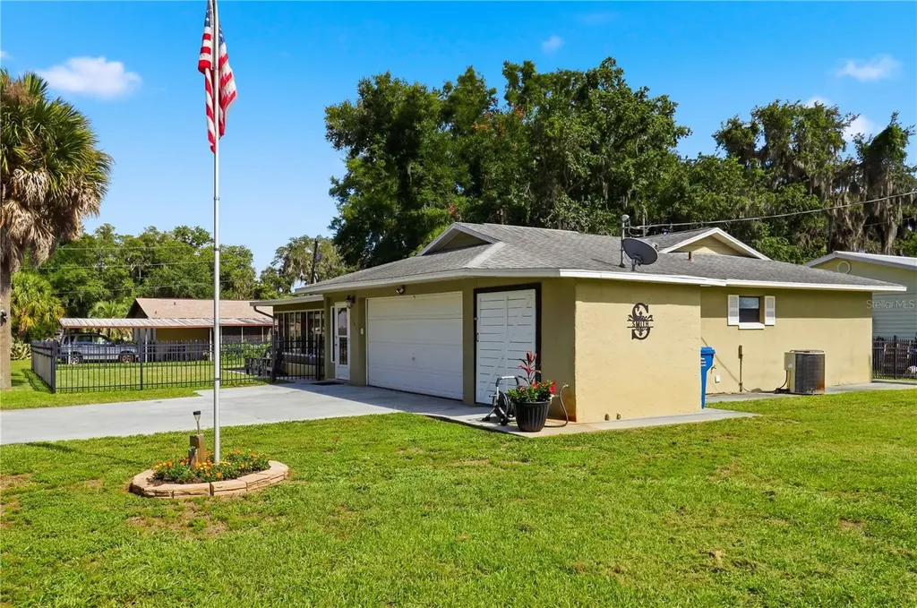 1381 Cr 446a Lake Panasoffkee FL 33538