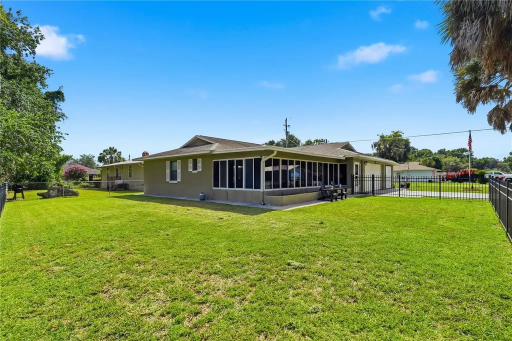 1381 Cr 446a Lake Panasoffkee FL 33538
