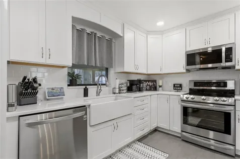 1381 Cr 446a Lake Panasoffkee FL 33538