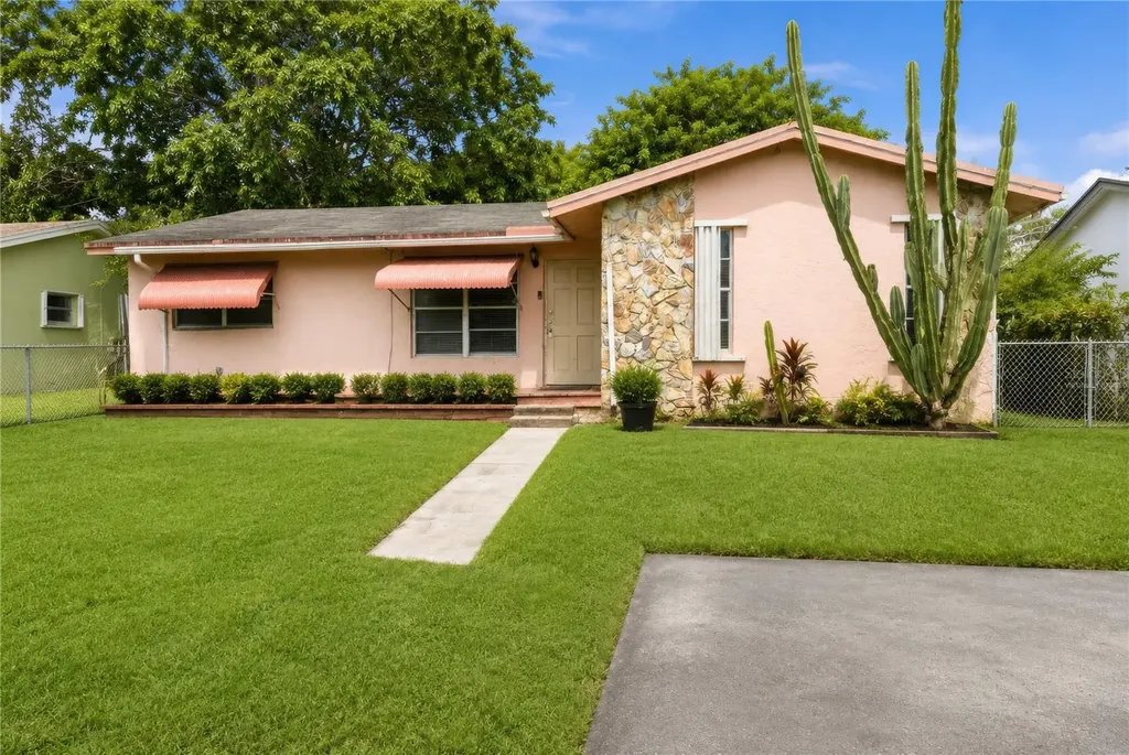 3121 N 72nd Way Hollywood FL 33024