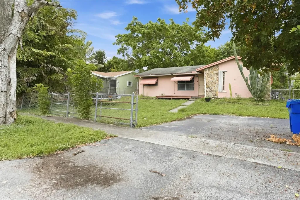 3121 N 72nd Way Hollywood FL 33024