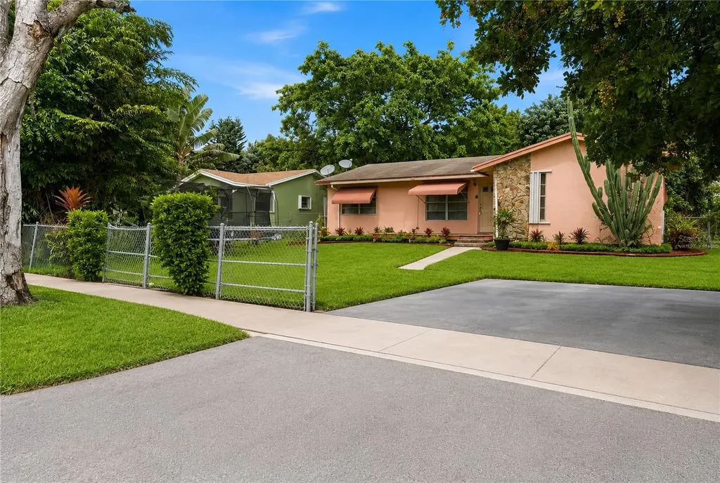 3121 N 72nd Way Hollywood FL 33024