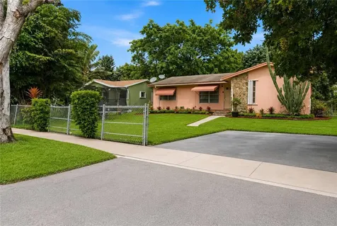 3121 N 72nd Way Hollywood FL 33024