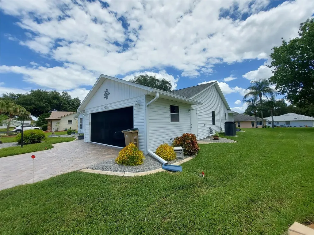 26010 Newcombe Circle Leesburg FL 34748