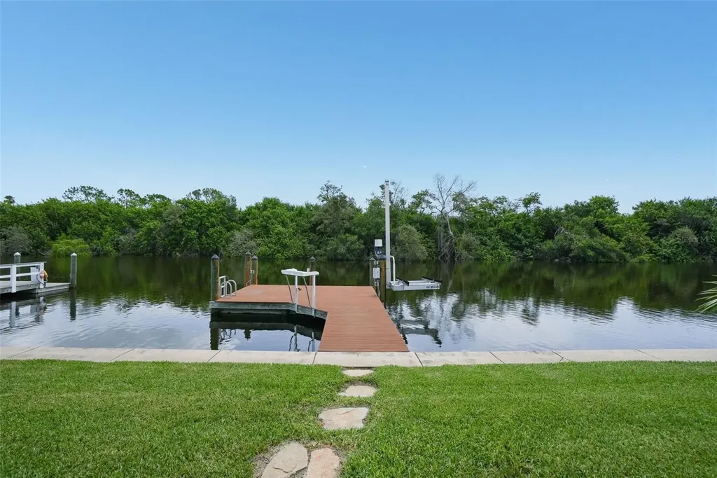 6825 Mount Orange Drive NE St Petersburg FL 33702
