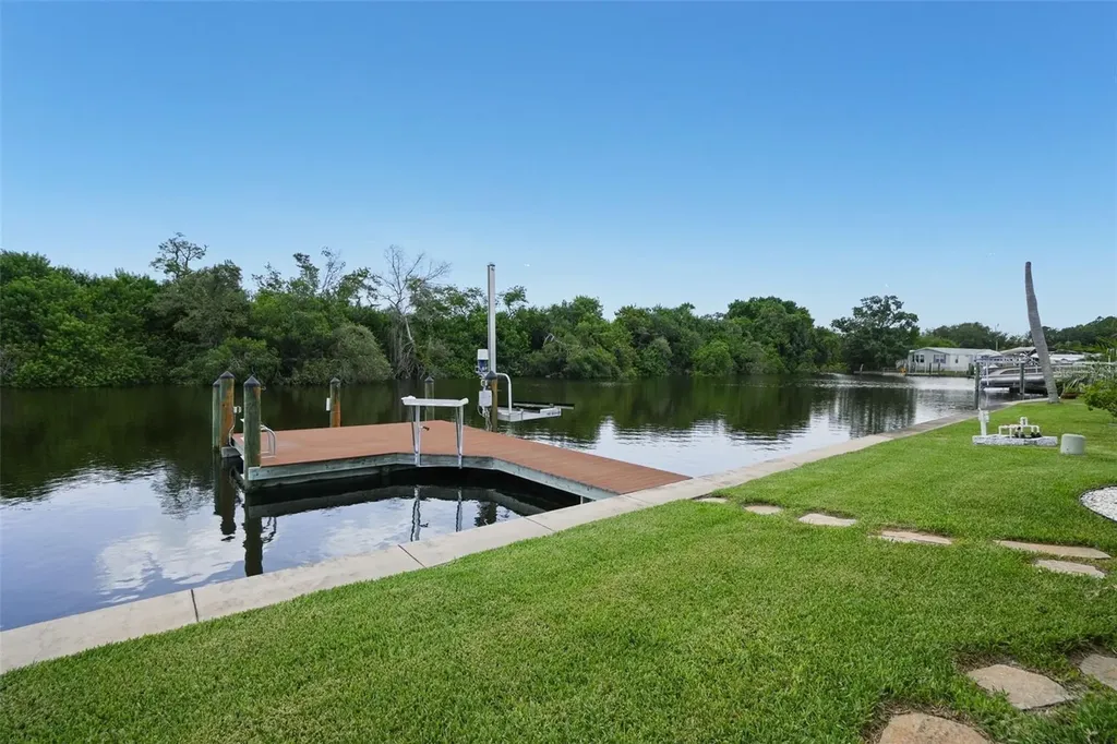 6825 Mount Orange Drive NE St Petersburg FL 33702