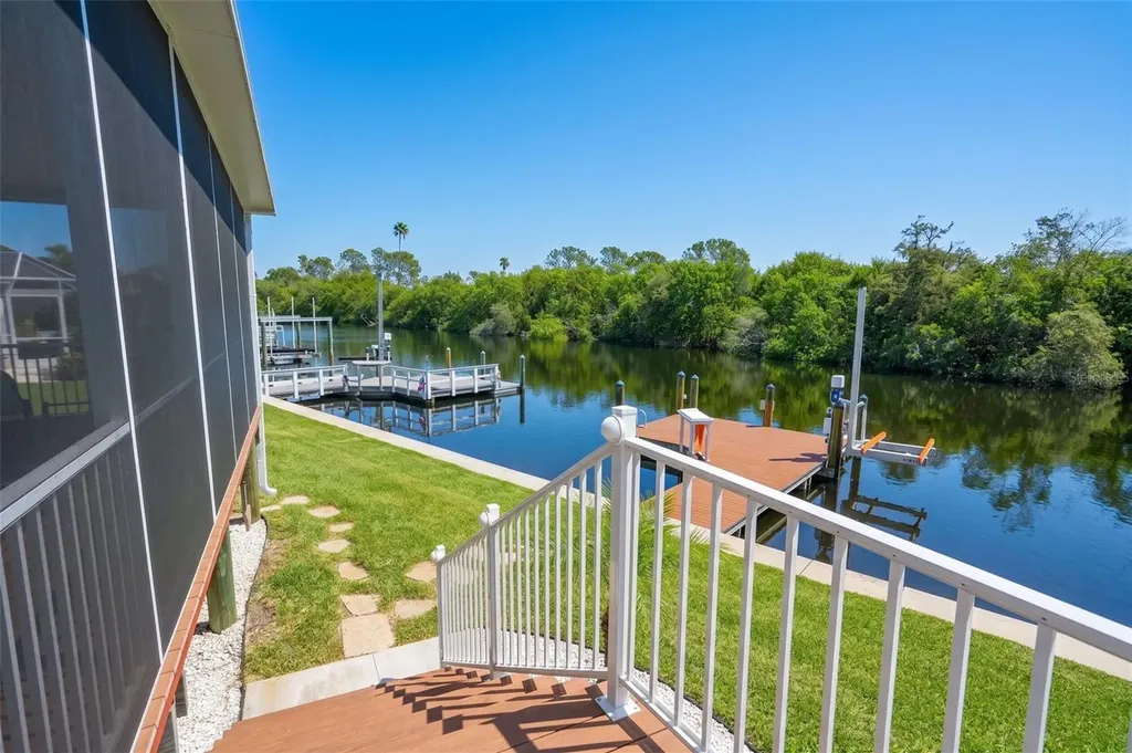 6825 Mount Orange Drive NE St Petersburg FL 33702