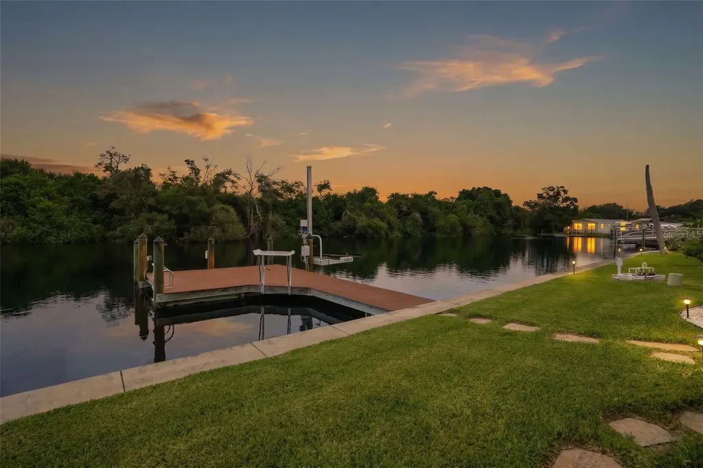 6825 Mount Orange Drive NE St Petersburg FL 33702