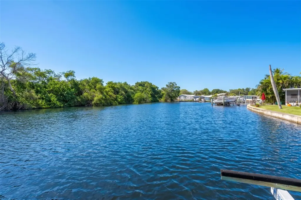6825 Mount Orange Drive NE St Petersburg FL 33702