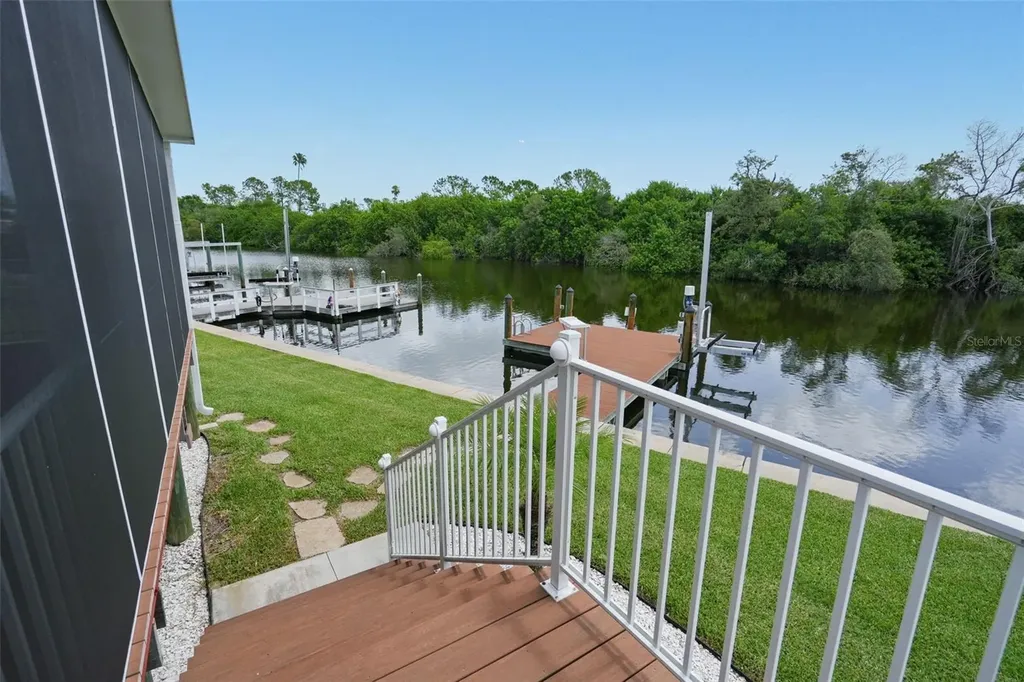 6825 Mount Orange Drive NE St Petersburg FL 33702