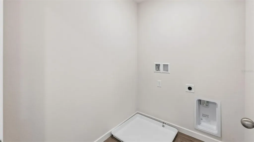 992 Pinewood Street Kissimmee FL 34744