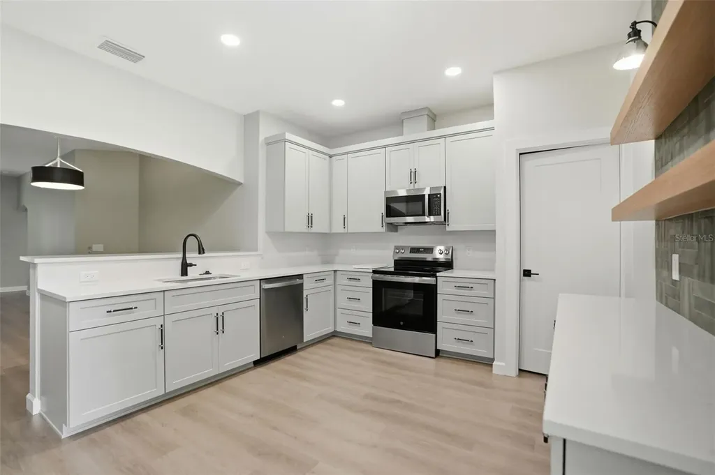 352 Garfield Masaryktown FL 34604