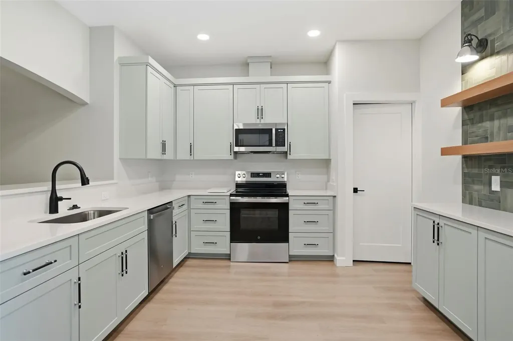 352 Garfield Masaryktown FL 34604