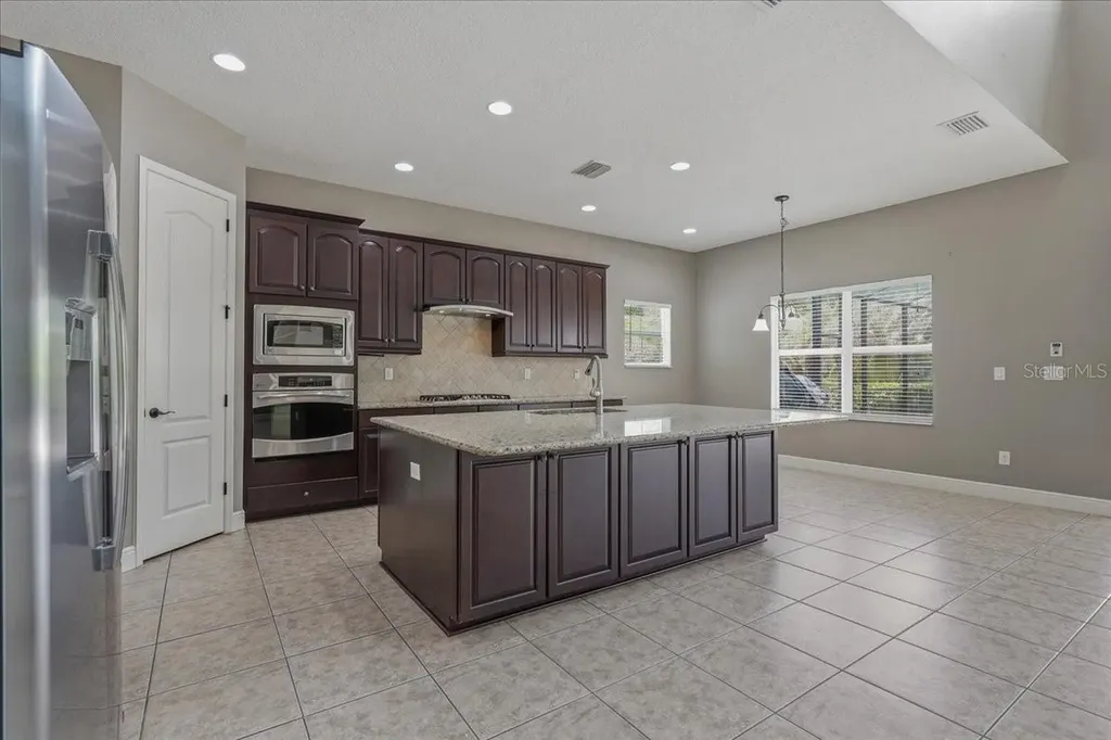 5333 Sagecrest Drive Lithia FL 33547
