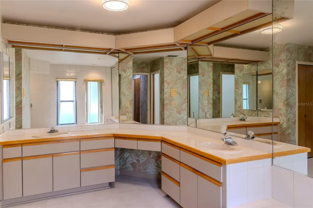 1028 Sylvia Lane Tampa FL 33613
