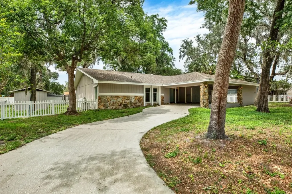 6906 Greenhill Place Tampa FL 33617