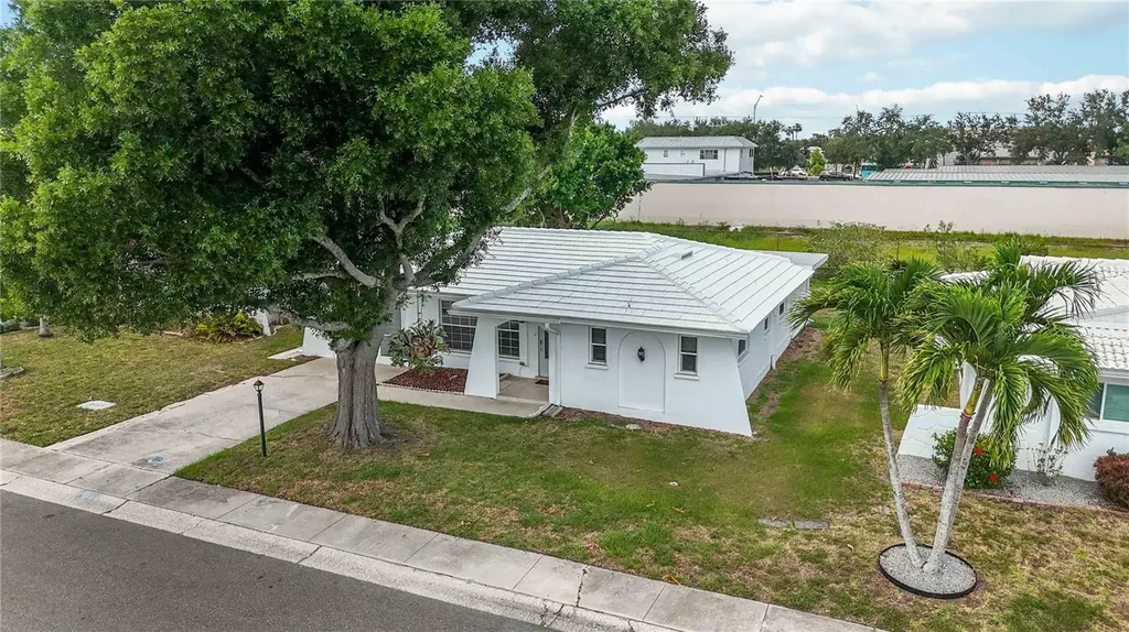 4001 Chinaberry Road Bradenton FL 34208
