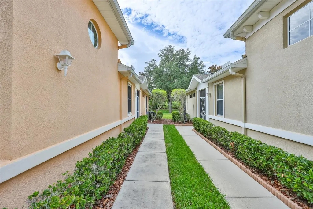 2010 Sifield Greens Way Sun City Center FL 33573