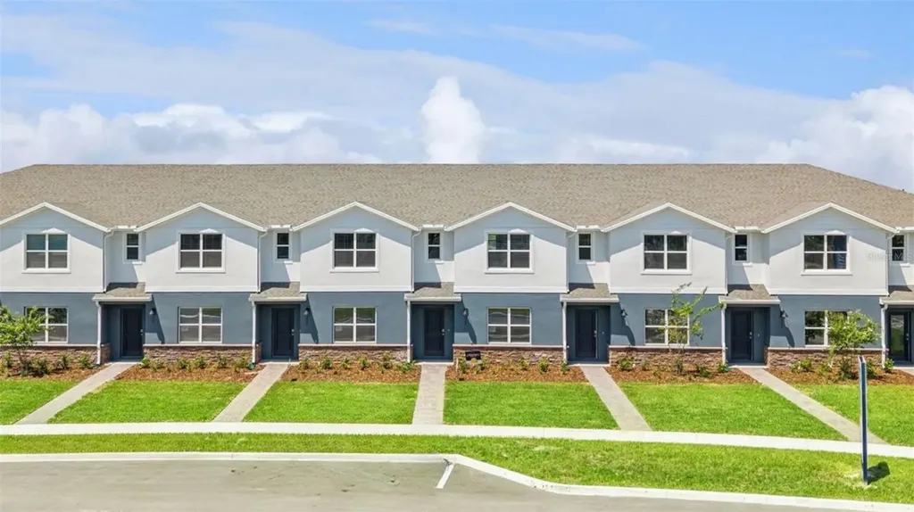 984 Pinewood Street Kissimmee FL 34744
