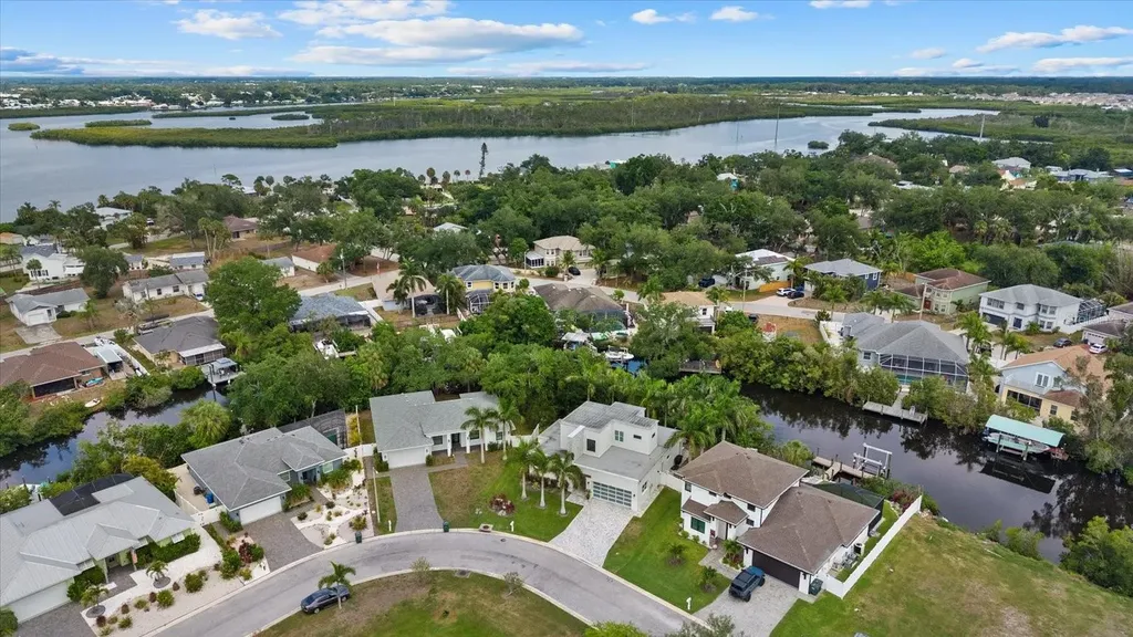 811 30th Court E Bradenton FL 34208