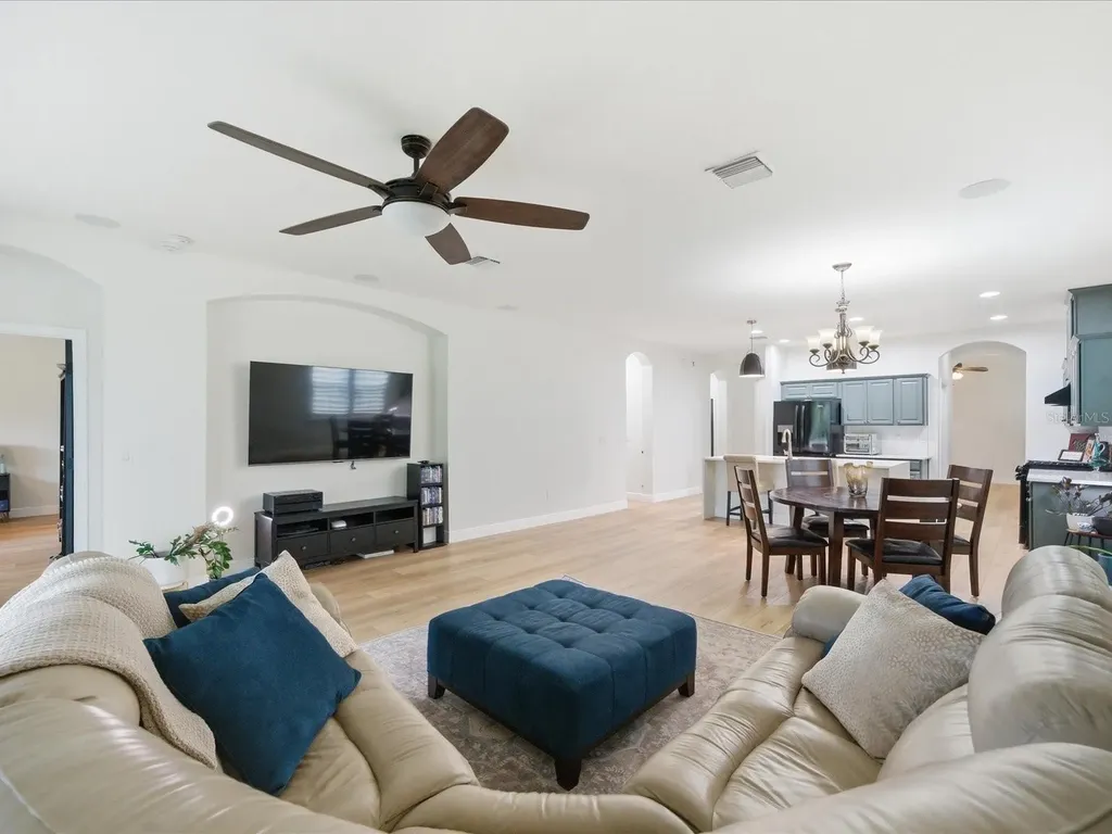 17735 Bright Wheat Drive Lithia FL 33547