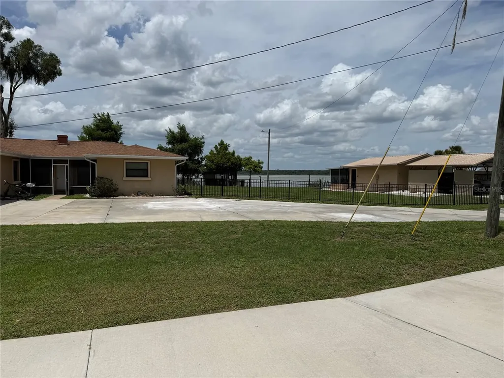1141 County Road 457 Lake Panasoffkee FL 33538