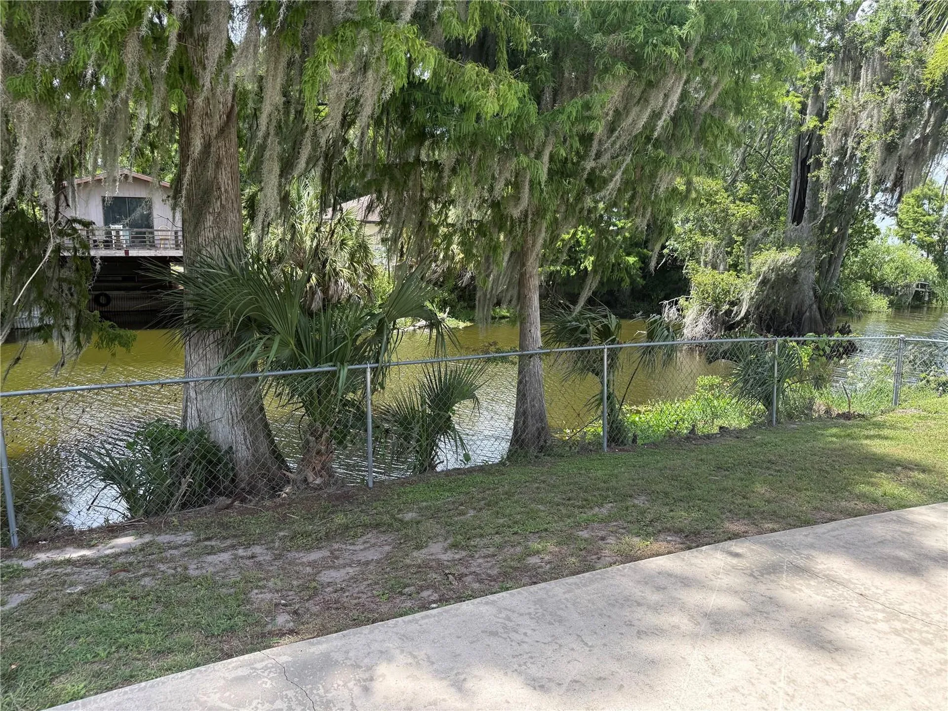 1141 County Road 457 Lake Panasoffkee FL 33538