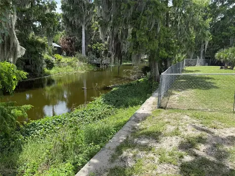 1141 County Road 457 Lake Panasoffkee FL 33538
