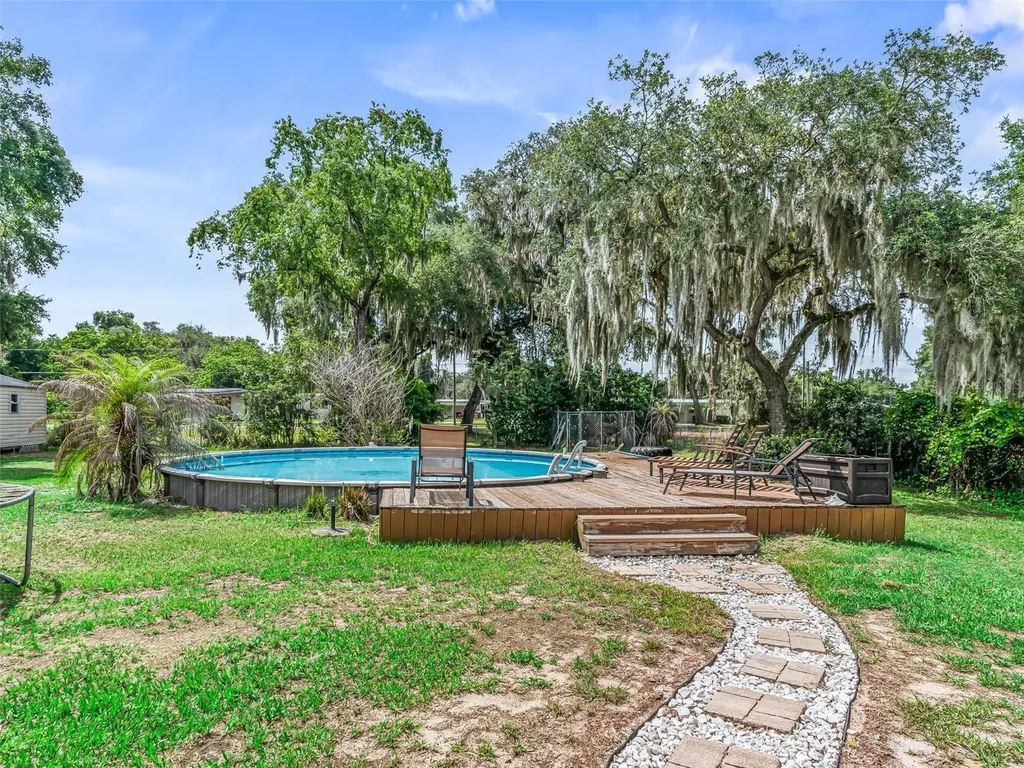 1195 Cr 441 Lake Panasoffkee FL 33538