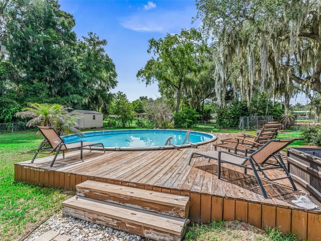 1195 Cr 441 Lake Panasoffkee FL 33538