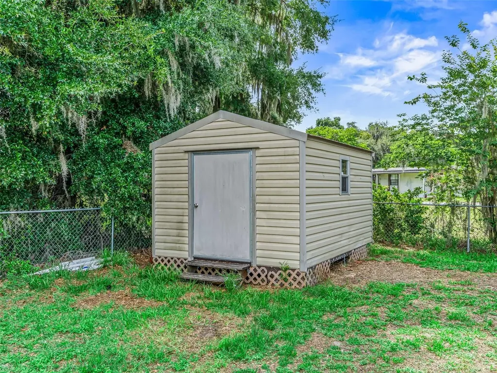 1195 Cr 441 Lake Panasoffkee FL 33538